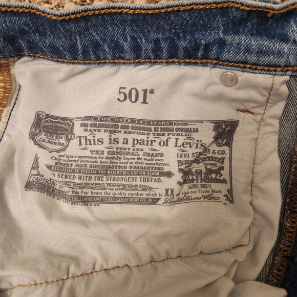 Levi’s 501 Medium Wash Mid-Rise Distressed Cut-Off Denim Shorts W30 - Picture 6 of 8